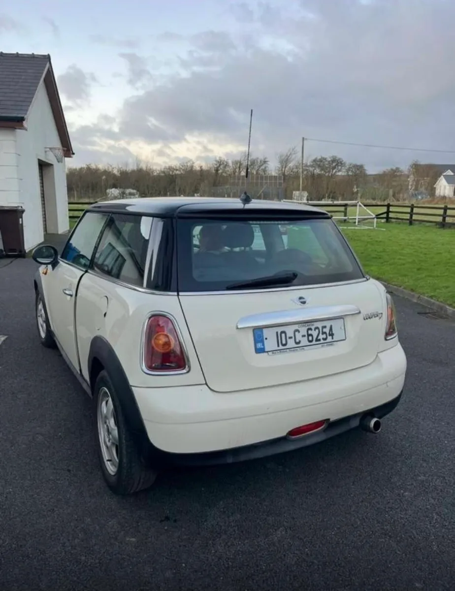 Mini Cooper 2010 - Image 2