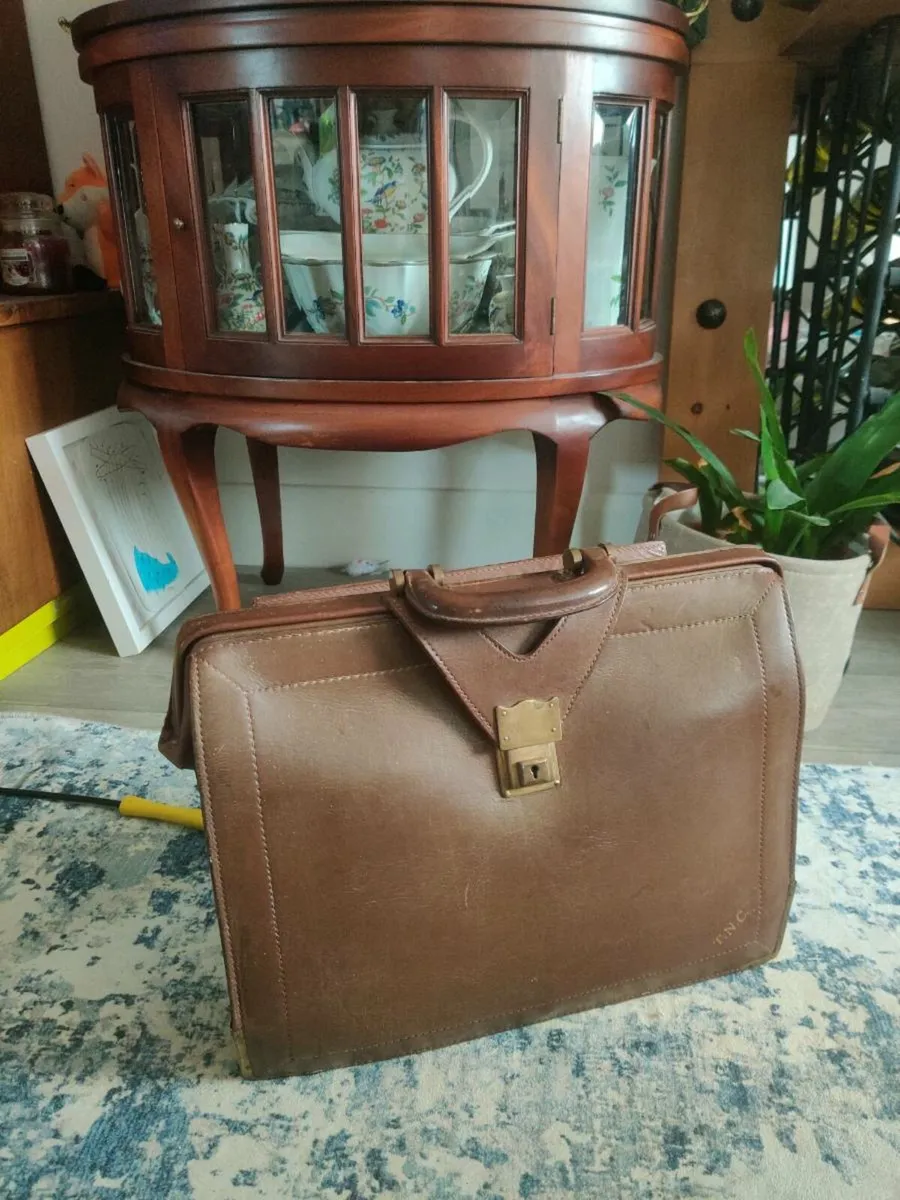 Leather briefcase - Image 1