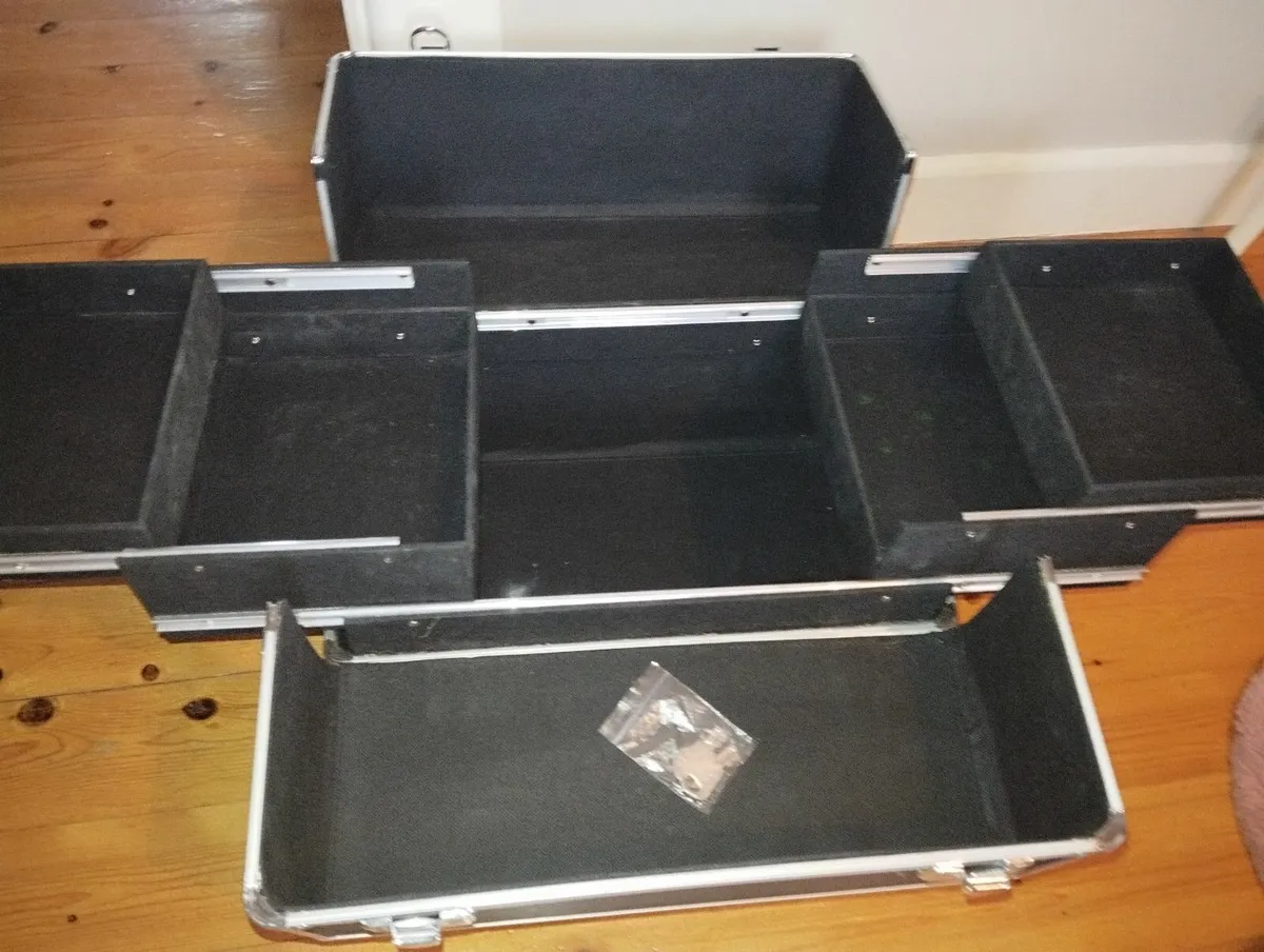 Cosmetic case, makeup vanity box with accessories - Image 1