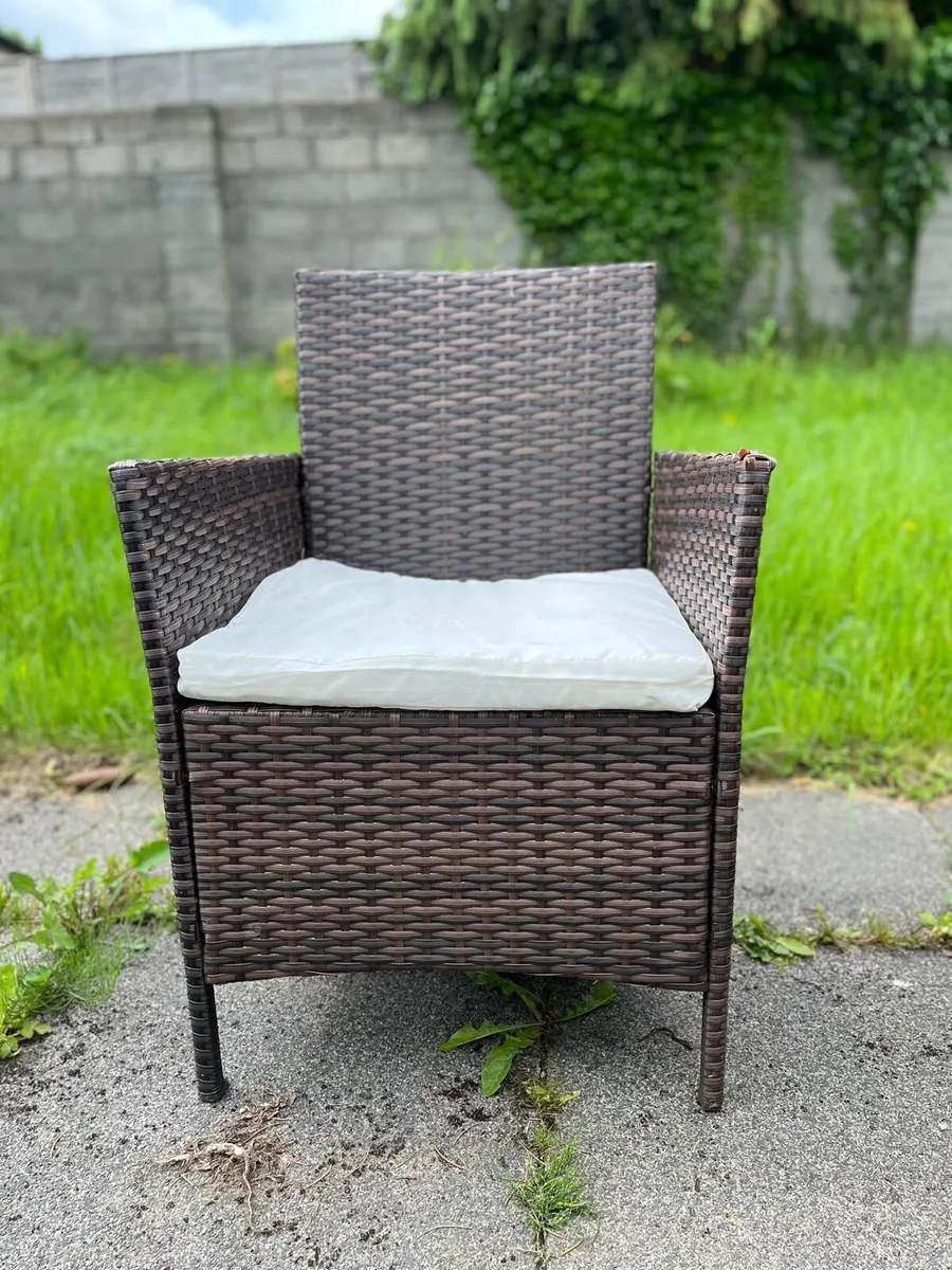 Large outdoor table and chairs - Image 2