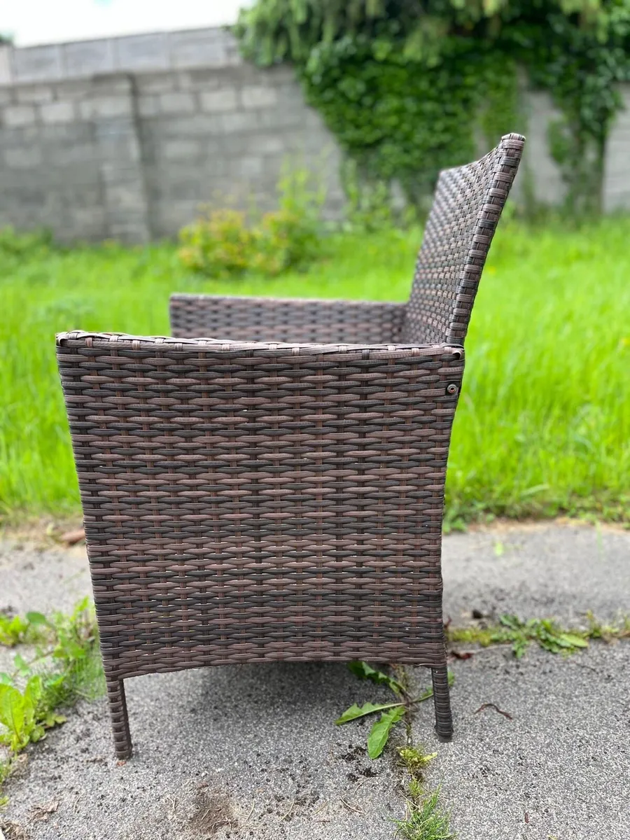 Large outdoor table and chairs - Image 3