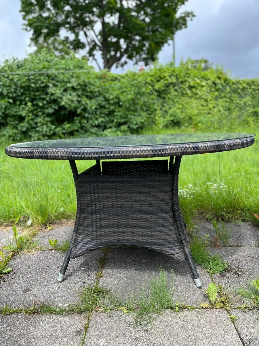 Large outdoor table and chairs - Image 4