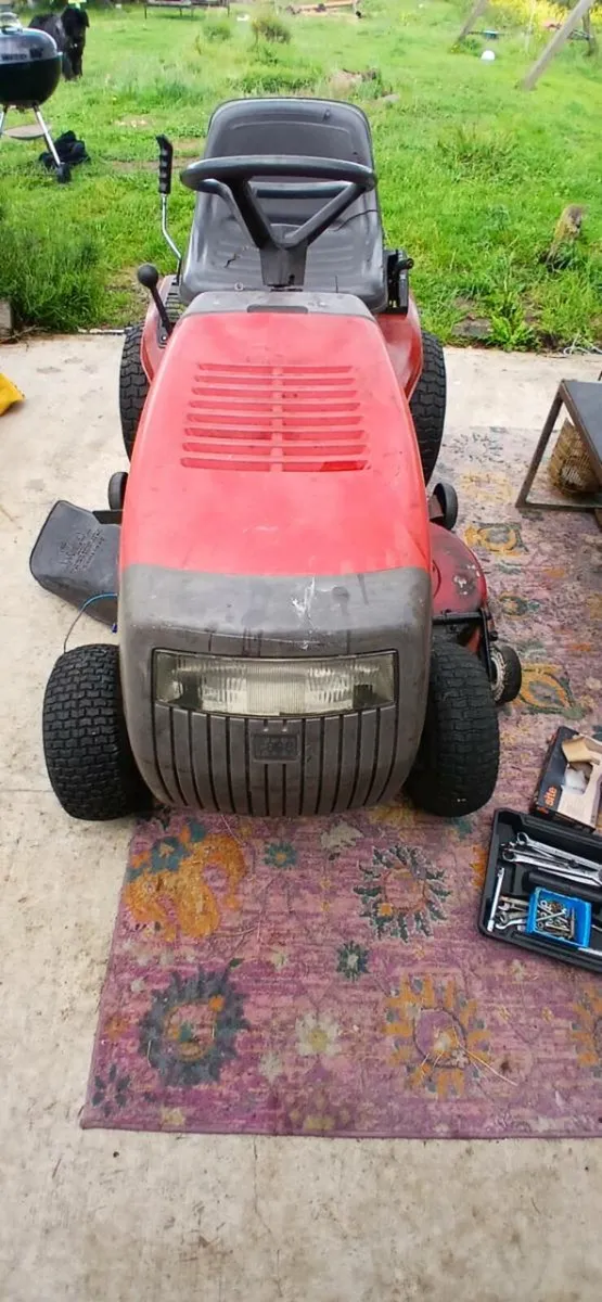 Ride on lawn mower - Image 1