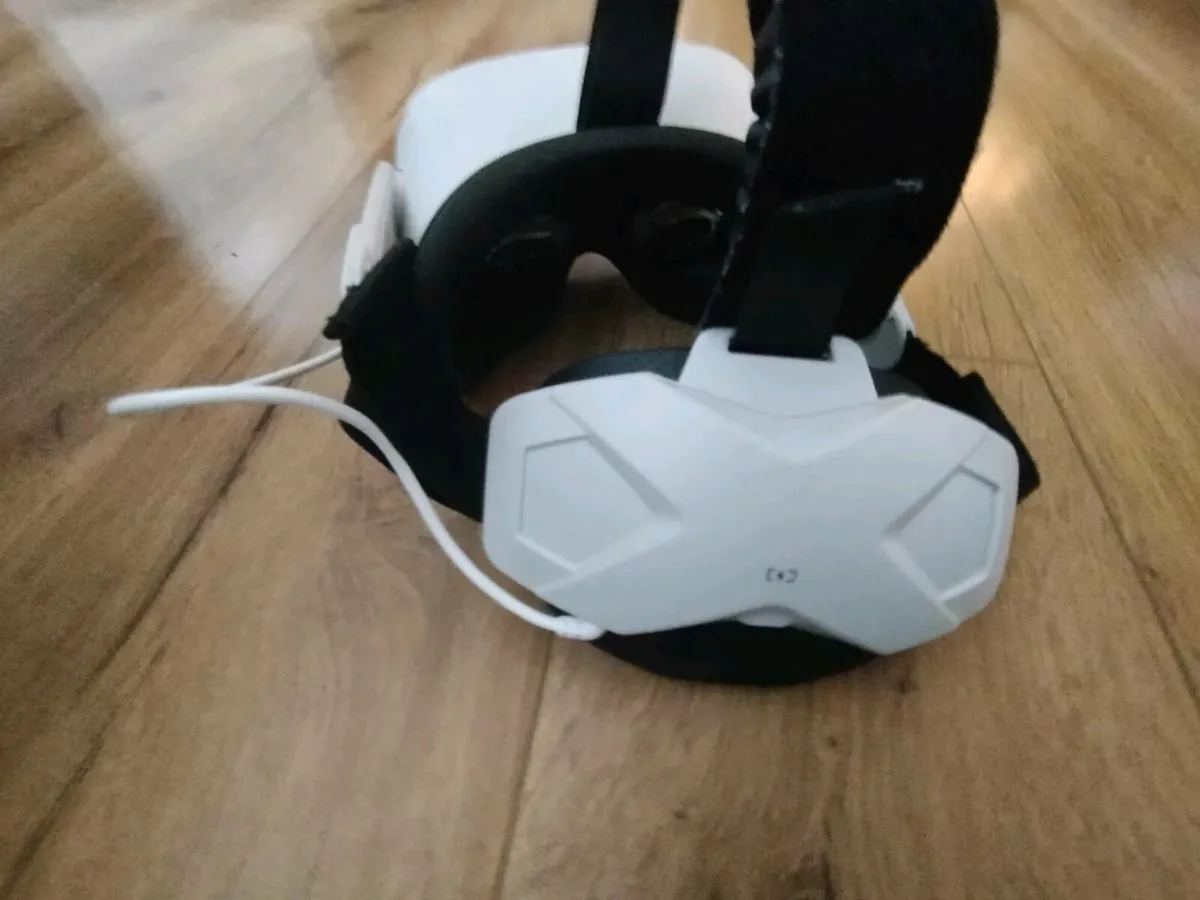 Oculus | Meta Quest 2 & Extra Equipment - Image 2
