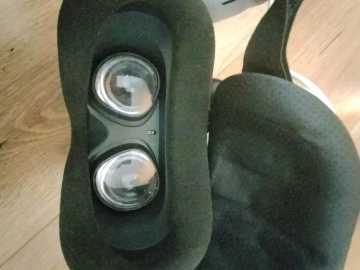 Oculus | Meta Quest 2 & Extra Equipment - Image 3