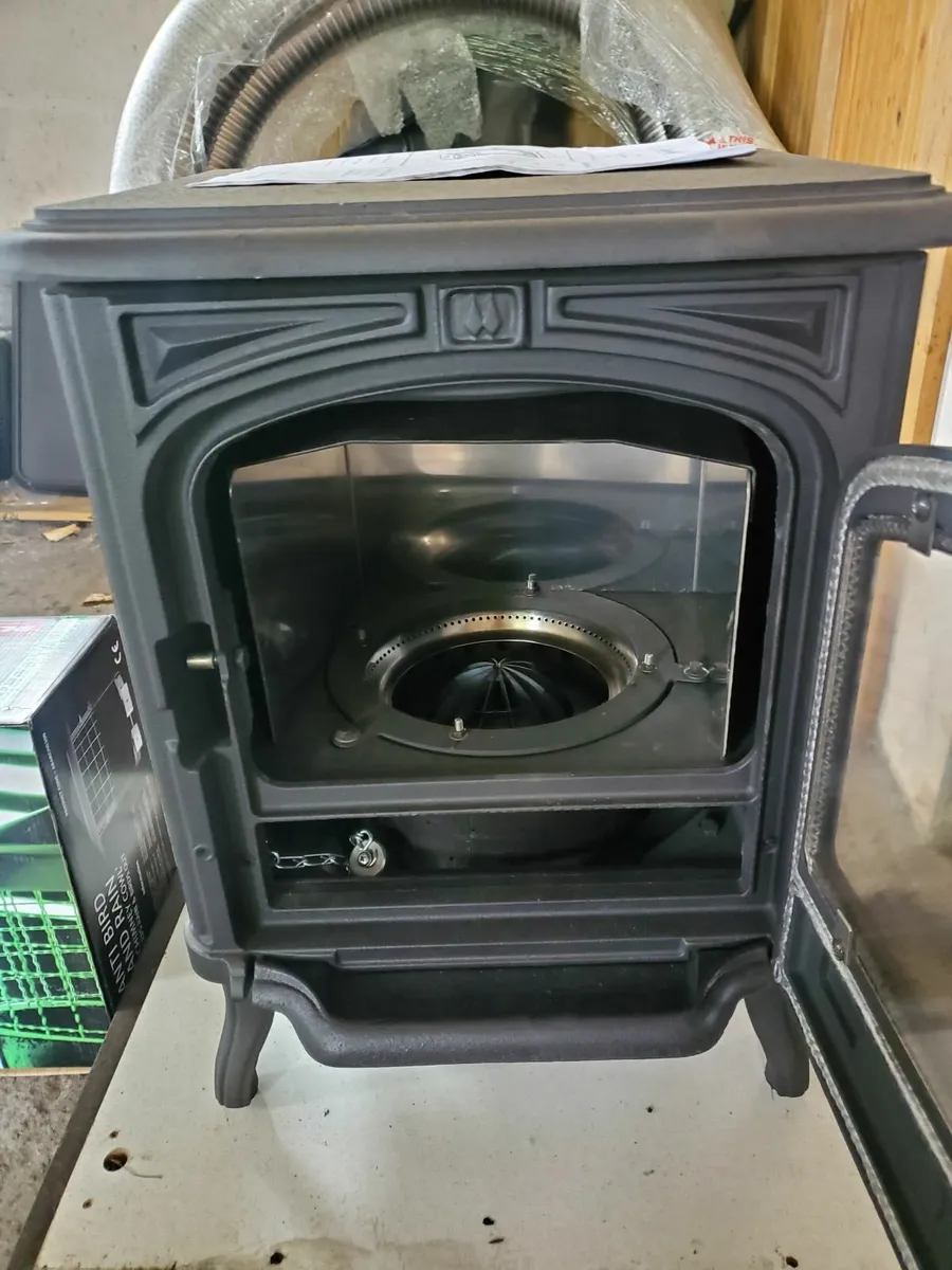 New Franco Belge 5kw oil stove and flexi flue etc - Image 1