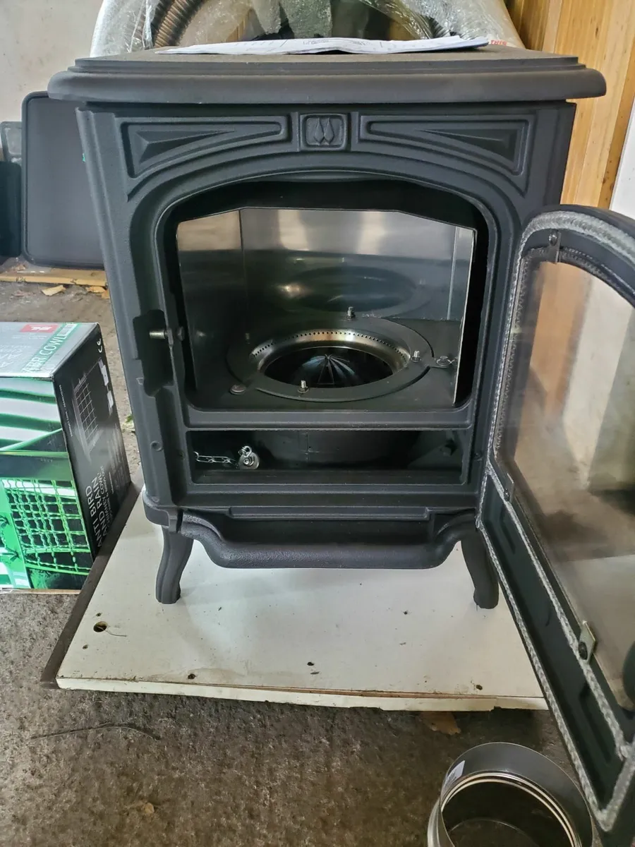 New Franco Belge 5kw oil stove and flexi flue etc - Image 3