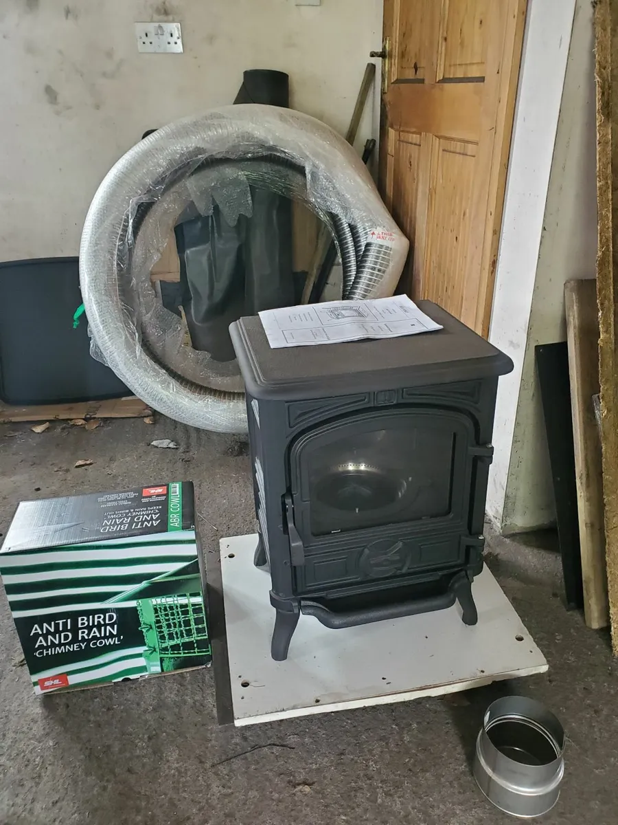 New Franco Belge 5kw oil stove and flexi flue etc - Image 2