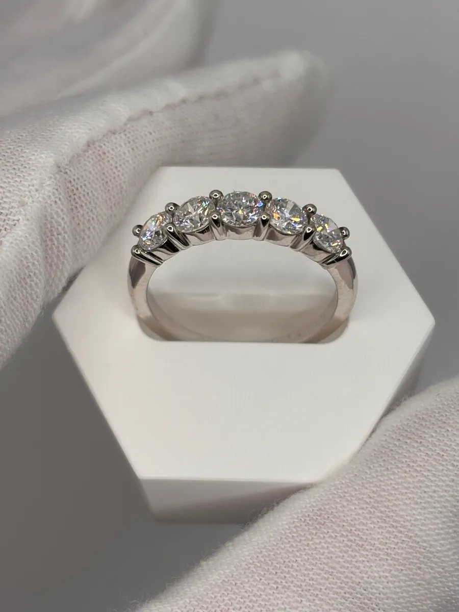5 Stone Diamond Band | Valued €1,700 - Image 4