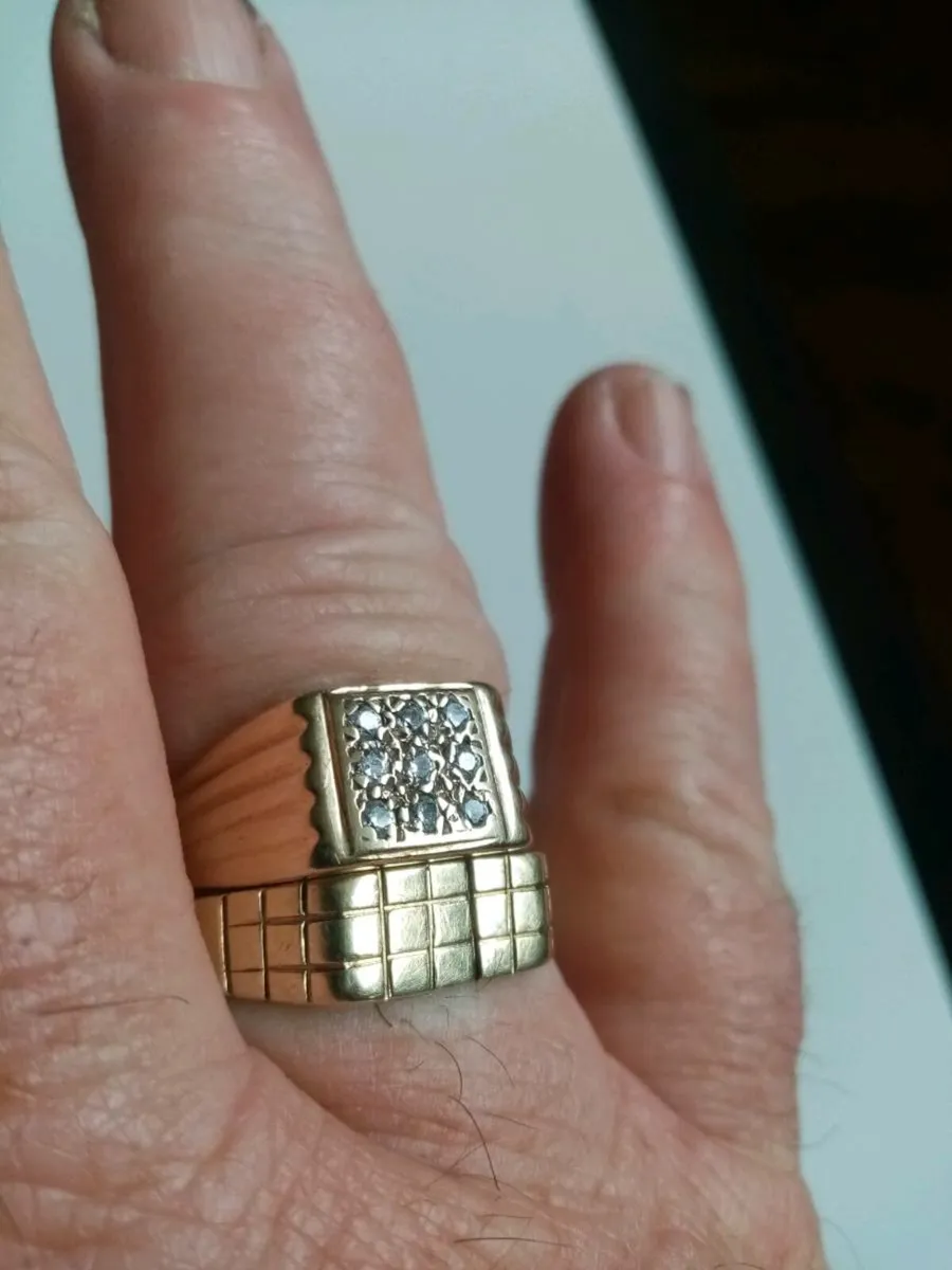 Men's Solid 9ct Gold Signet Ring - Image 1