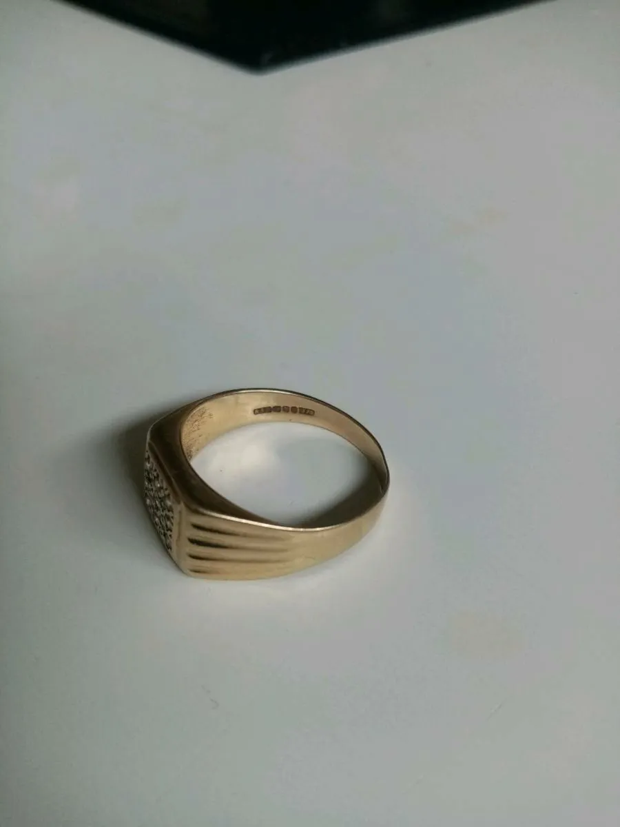Men's Solid 9ct Gold Signet Ring - Image 3