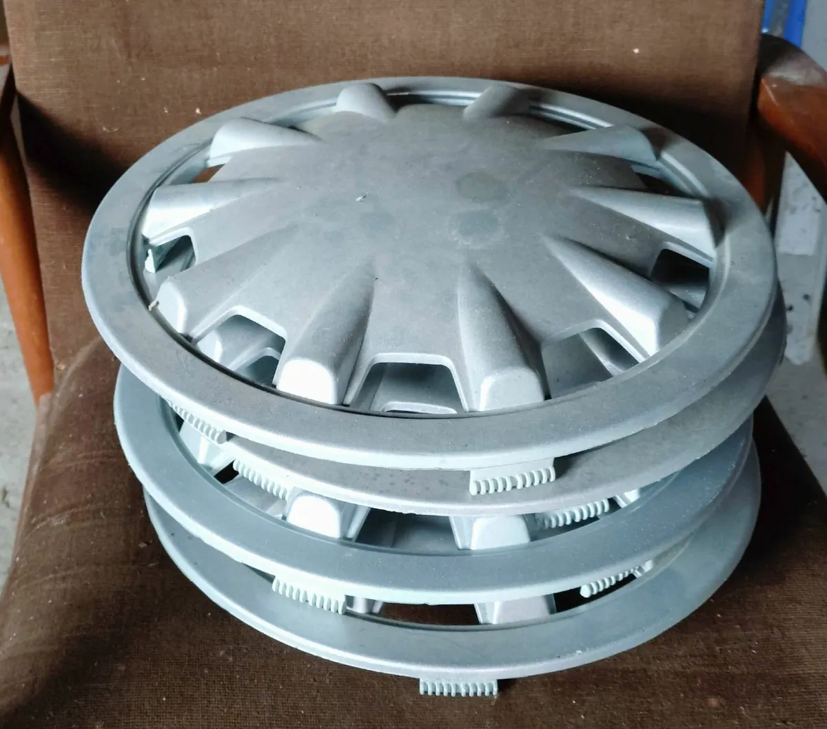 FOUR PLASTIC HUBCAPS (USED). - Image 1