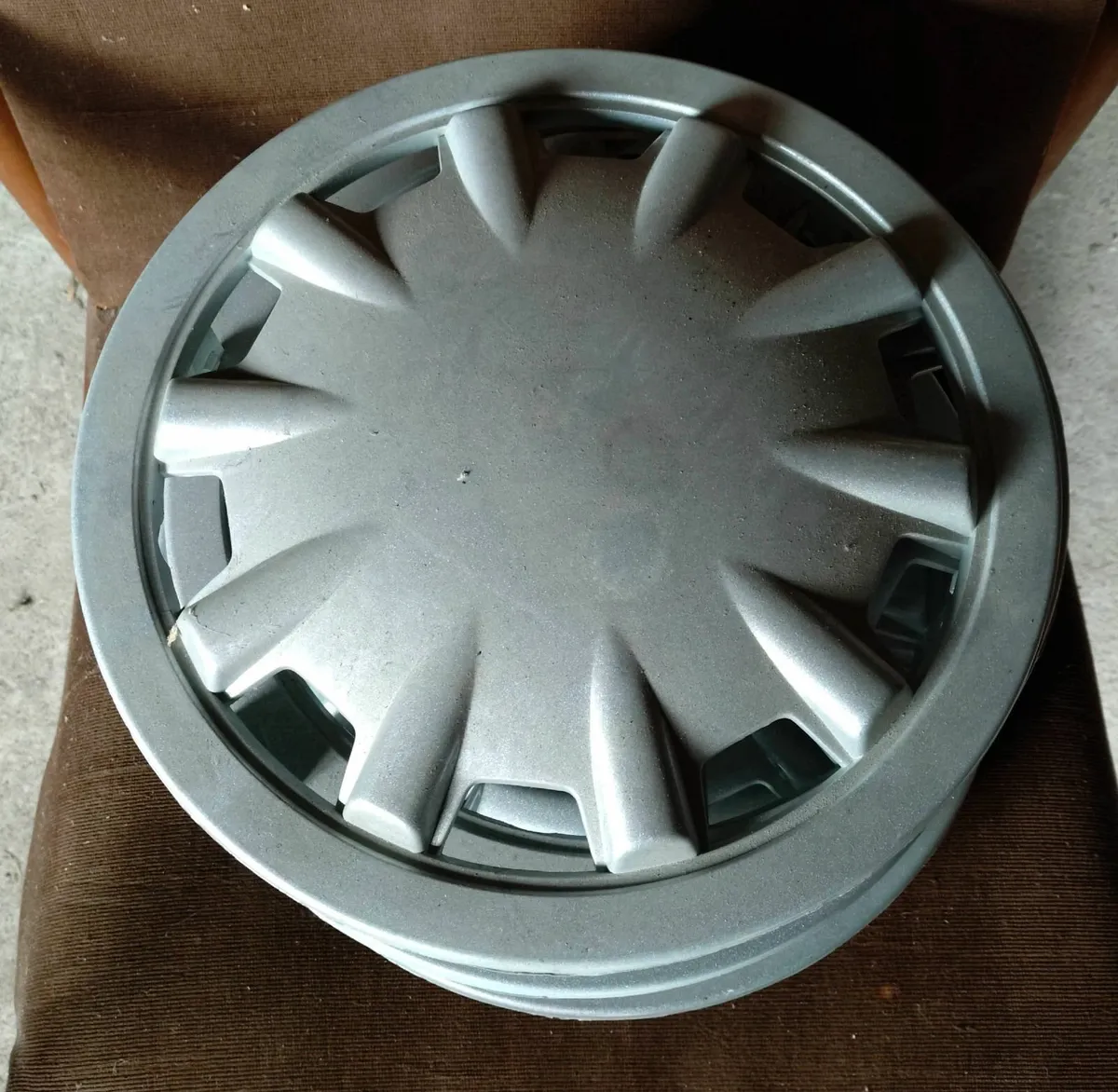 FOUR PLASTIC HUBCAPS (USED). - Image 2