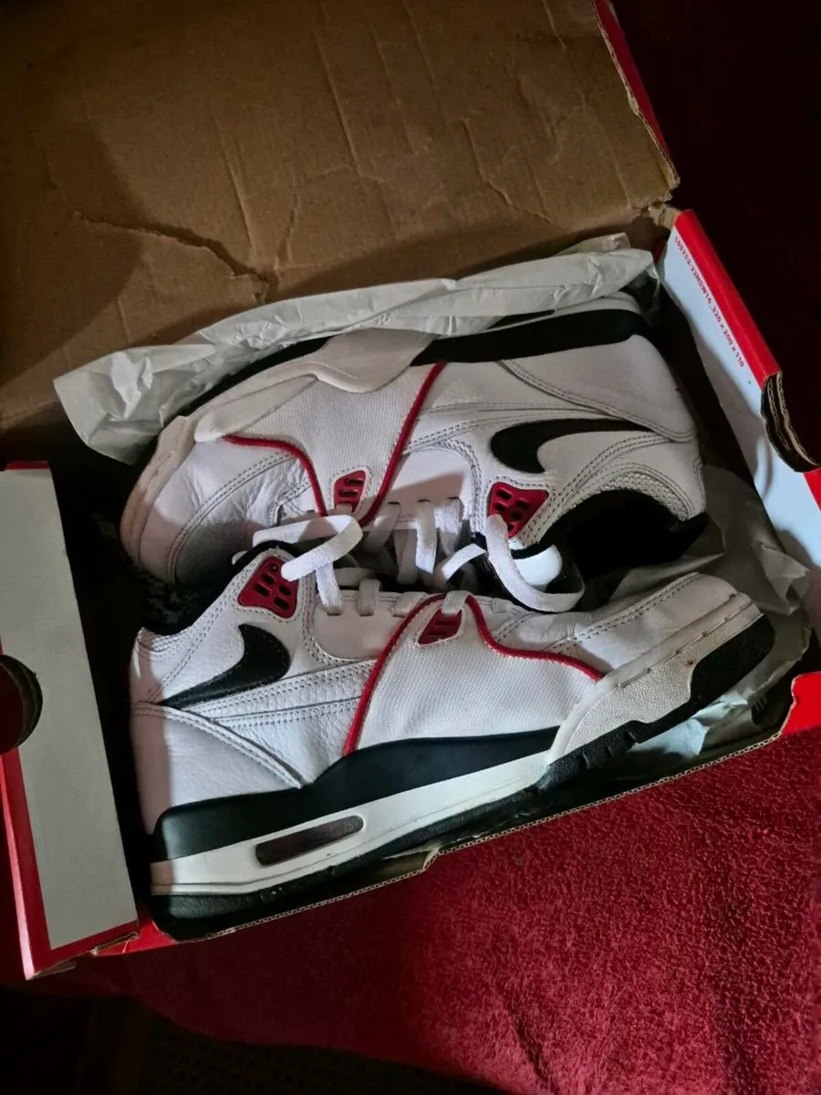 NIKE AIR TRAINERS - Image 1