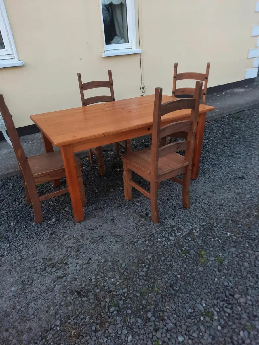 Kitchen table and chairs - Image 1