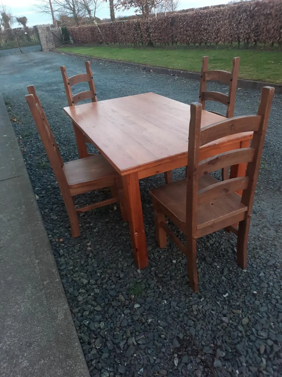 Kitchen table and chairs - Image 2