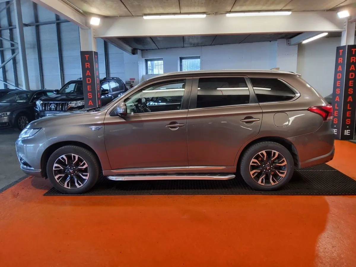 Mitsubishi Outlander Phev 2.0l Mivec 4WD 5-seater - Image 3