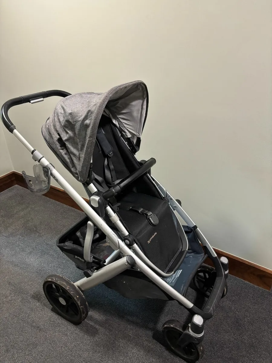 Uppababy VISTA V2: carrycot & toddler seat - Image 1