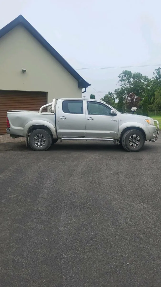 Toyota Hilux Crewcab - Image 2