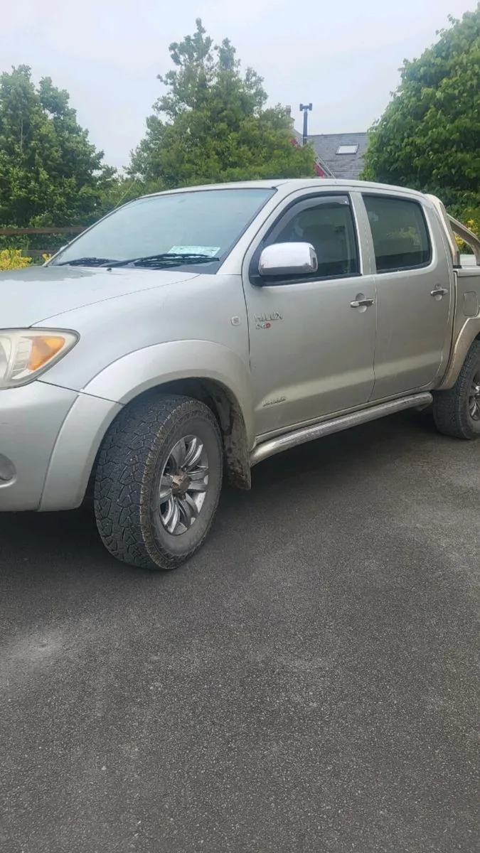 Toyota Hilux Crewcab - Image 3