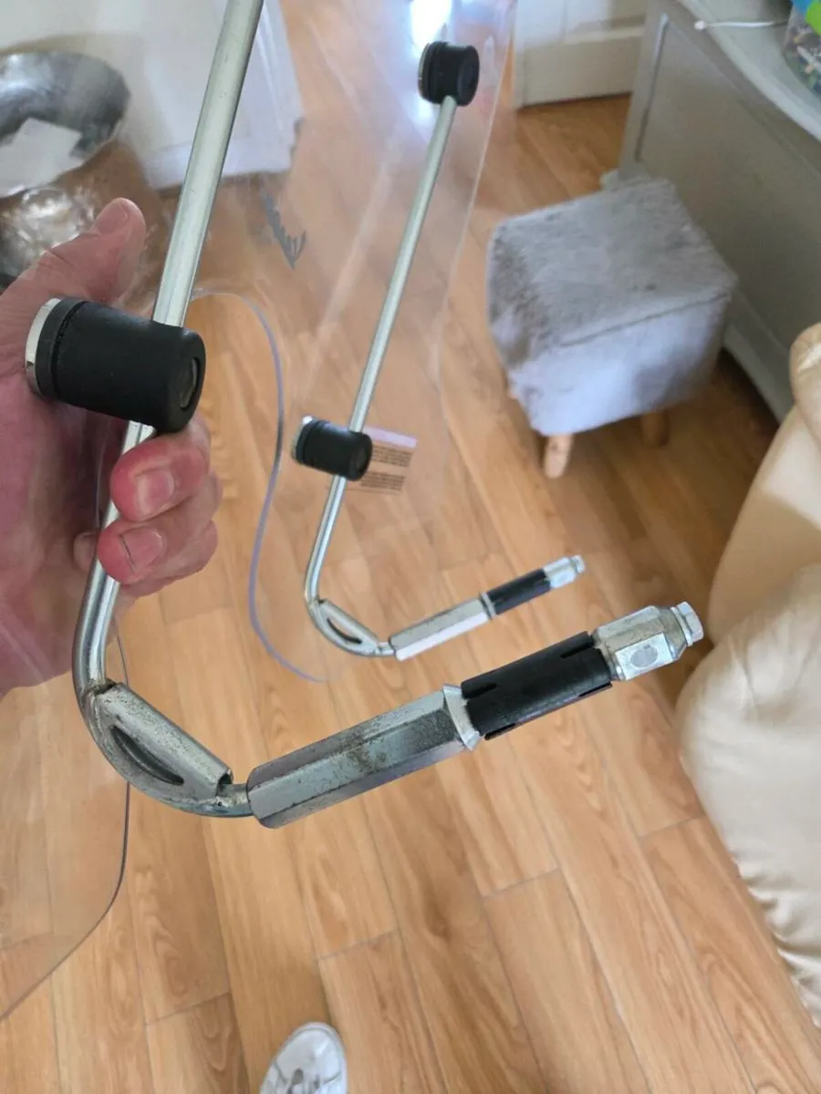 Vespa flyscreen for gts, genuine part - Image 3