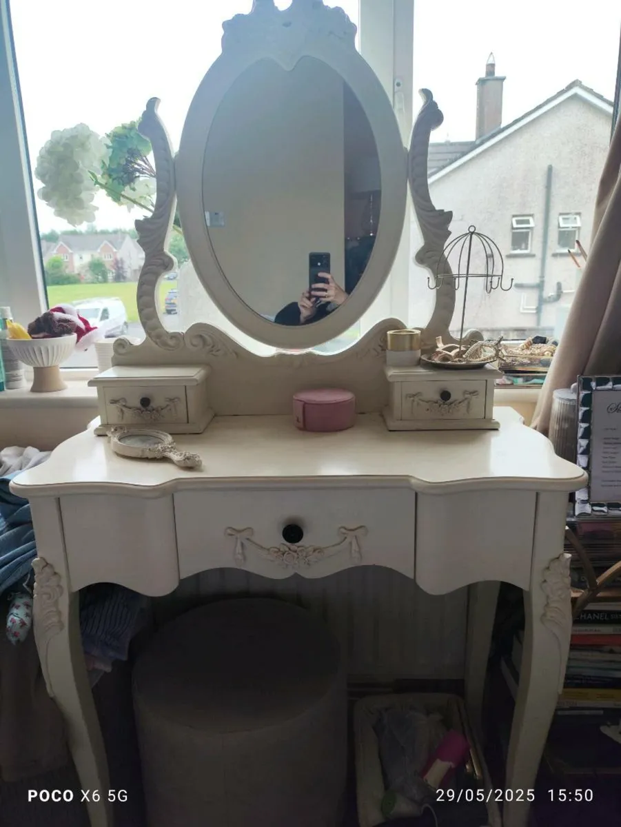 Dressing table - Image 1