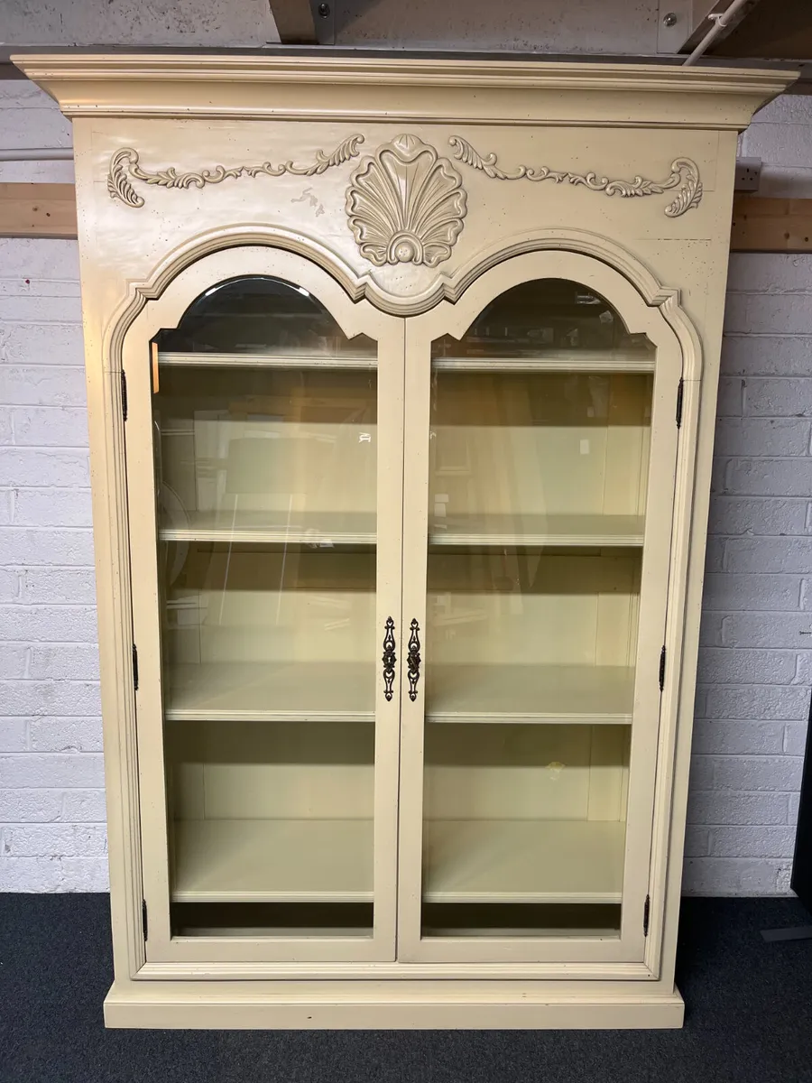 HOUSE FURNITURE: FRENCH DISPLAY CASE - Image 2