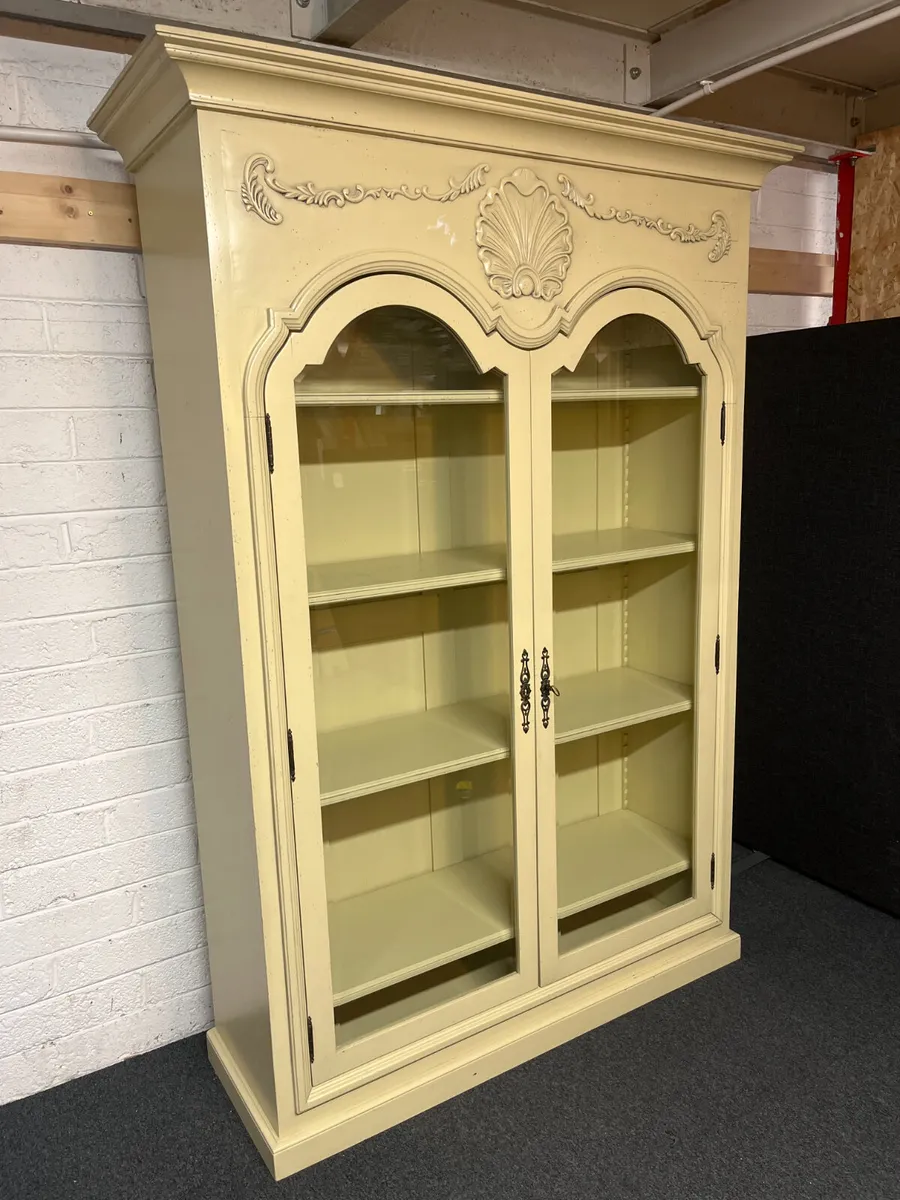 HOUSE FURNITURE: FRENCH DISPLAY CASE - Image 1