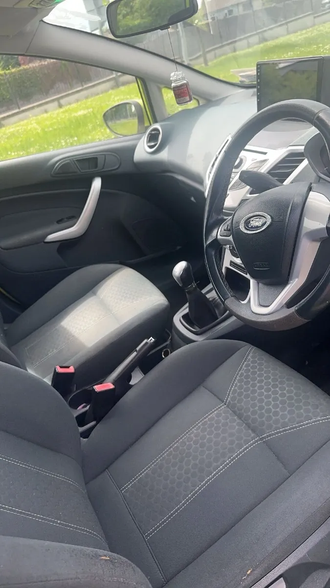 Ford Fiesta 2010 - Image 2