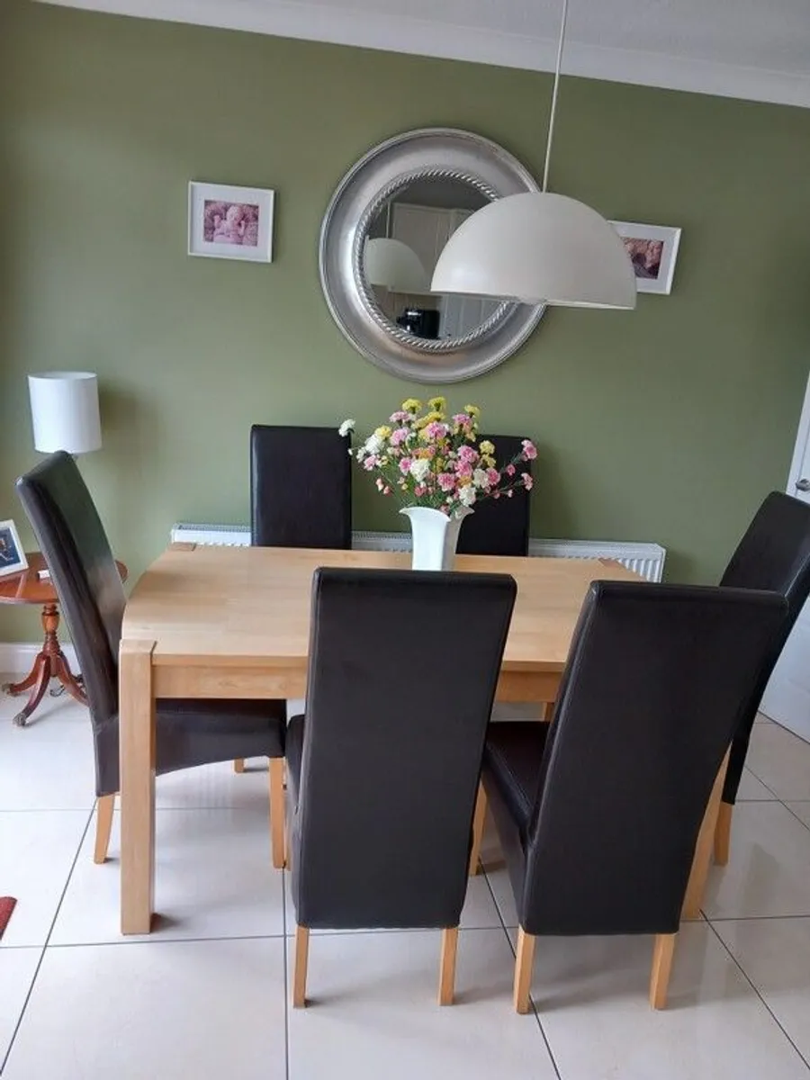 dining room table and chairs - Image 1
