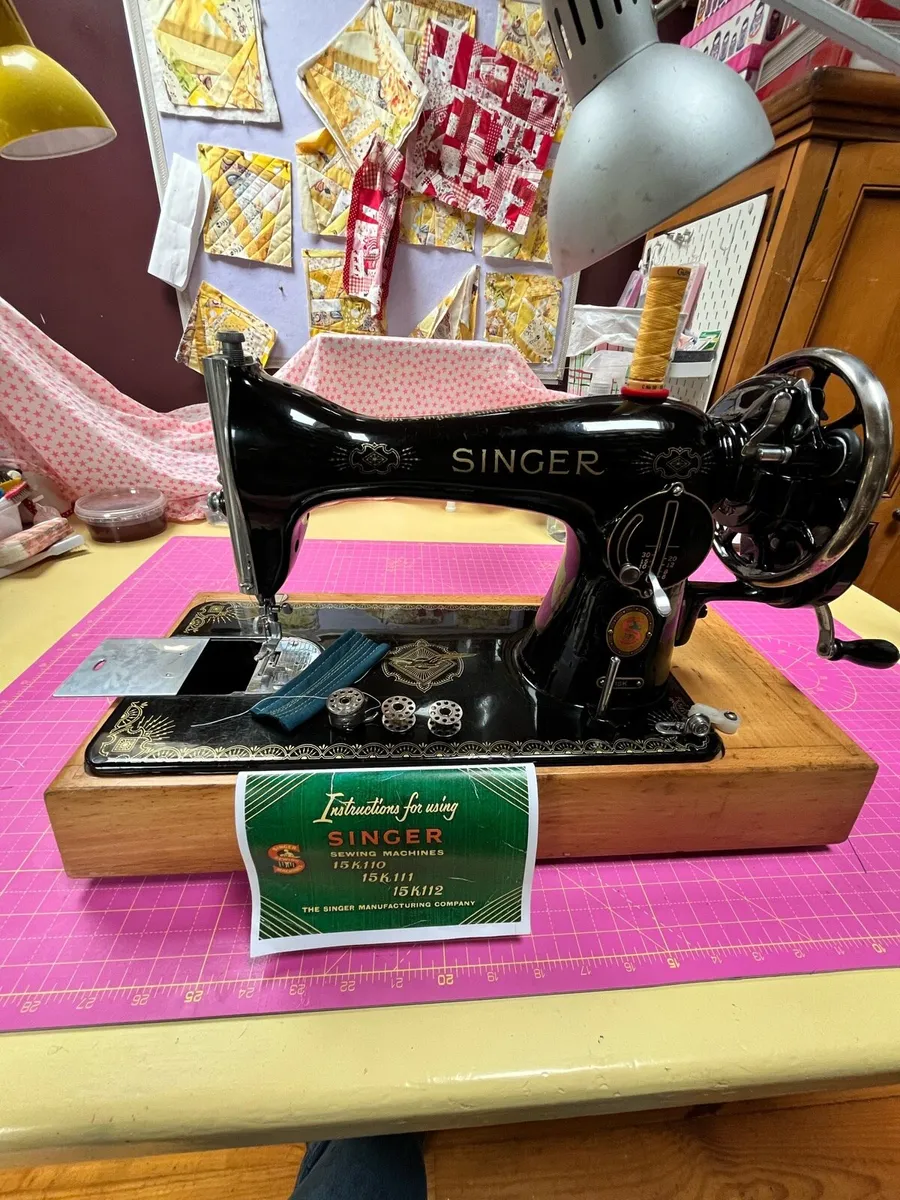 Singer sewing machine - Image 1