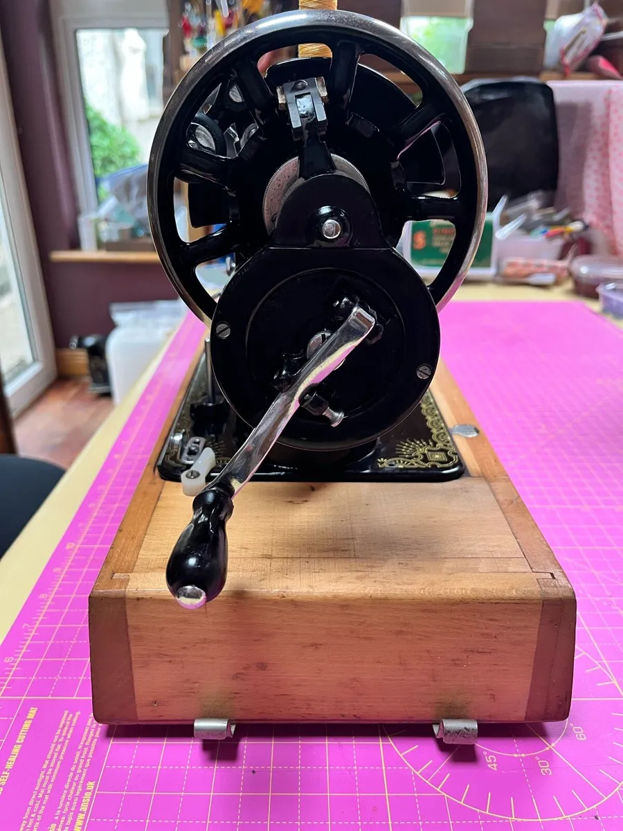Singer sewing machine - Image 3