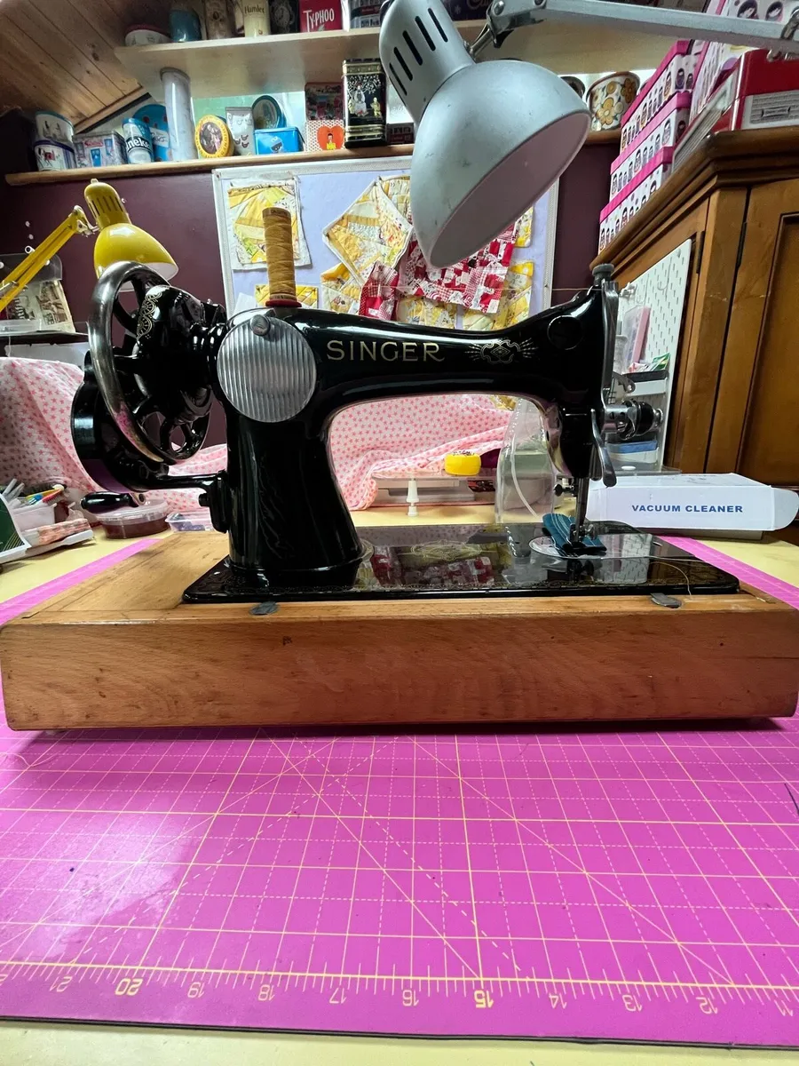 Singer sewing machine - Image 4