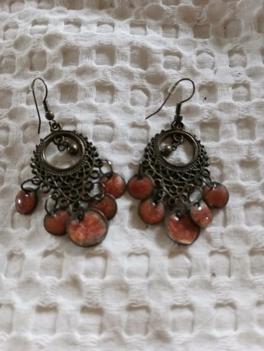 Beautiful new earrings, unwanted gift - Image 2