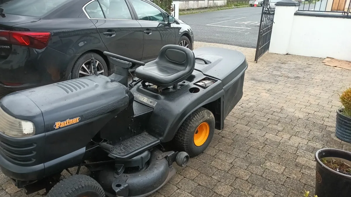 PARTNER RIDE ON LAWNMOWER - Image 3