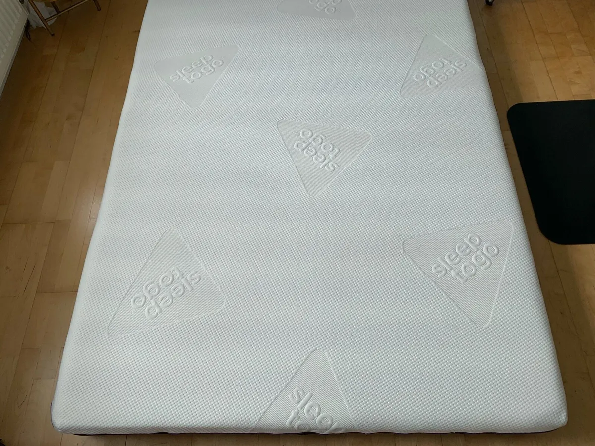 Mattress.  Sleep to go. 4’6”.  Almost New. - Image 1