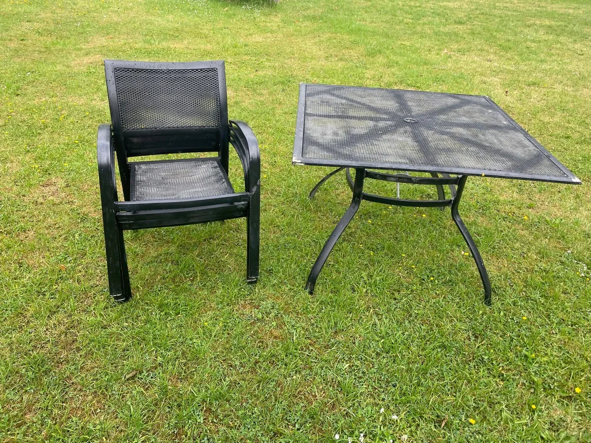 Garden table and 4 chairs €150 - Image 1