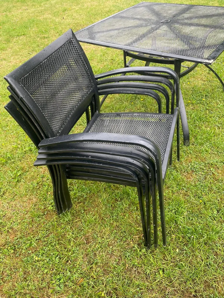 Garden table and 4 chairs €150 - Image 2