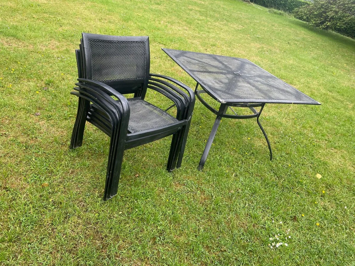 Garden table and 4 chairs €150 - Image 3