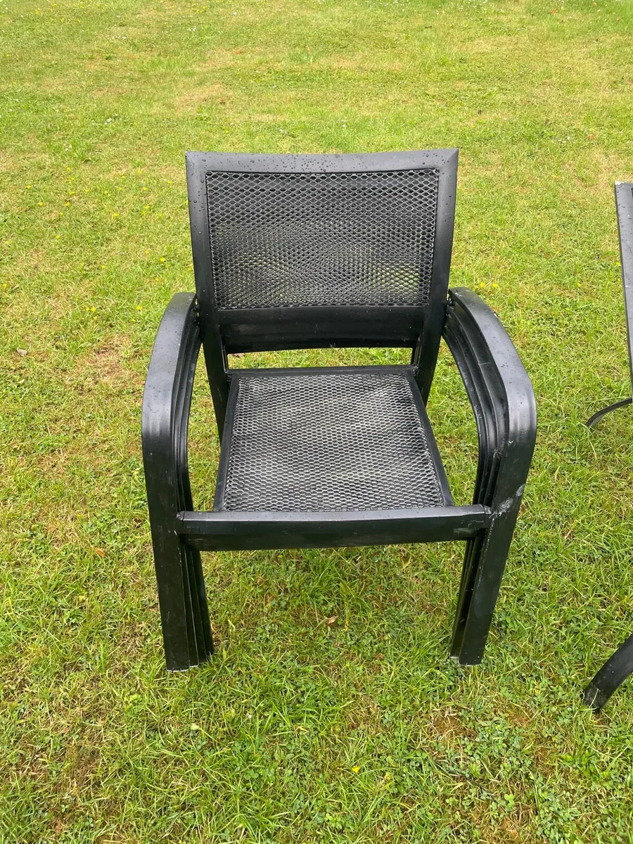 Garden table and 4 chairs €150 - Image 4