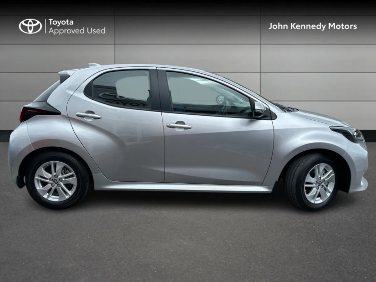 Toyota Yaris 1.5 HYBRID LUNA - Image 3