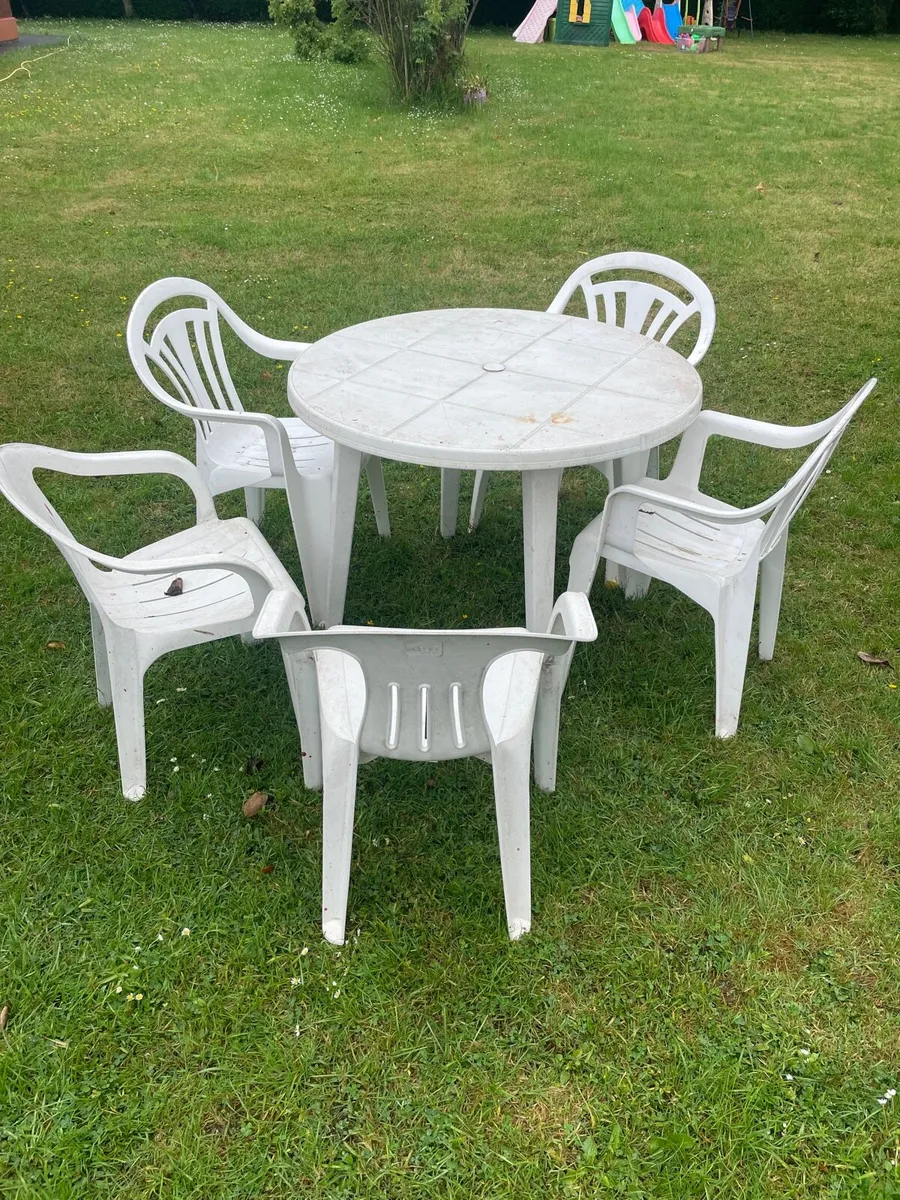 Plastic garden table and 5 chairs set - Image 1