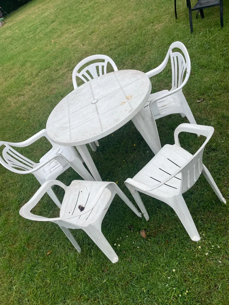 Plastic garden table and 5 chairs set - Image 2