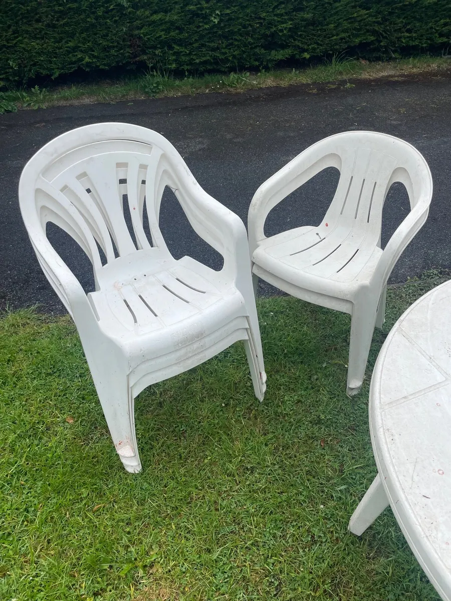 Plastic garden table and 5 chairs set - Image 3