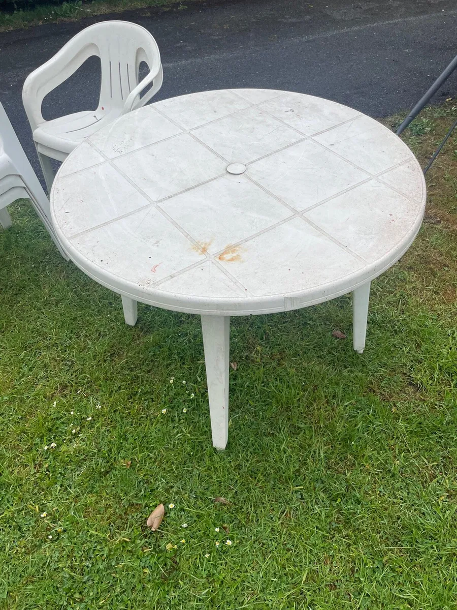 Plastic garden table and 5 chairs set - Image 4