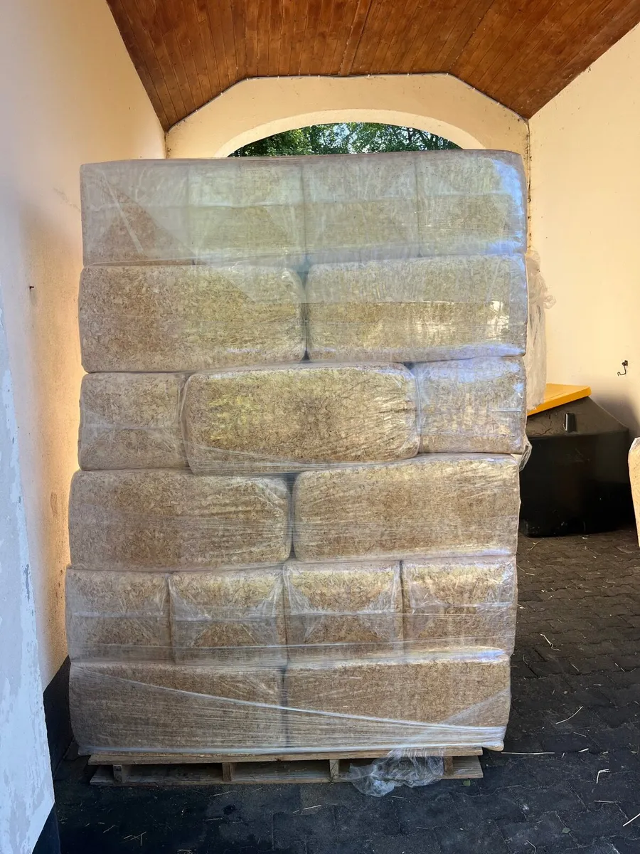 Bales of shavings - Image 1
