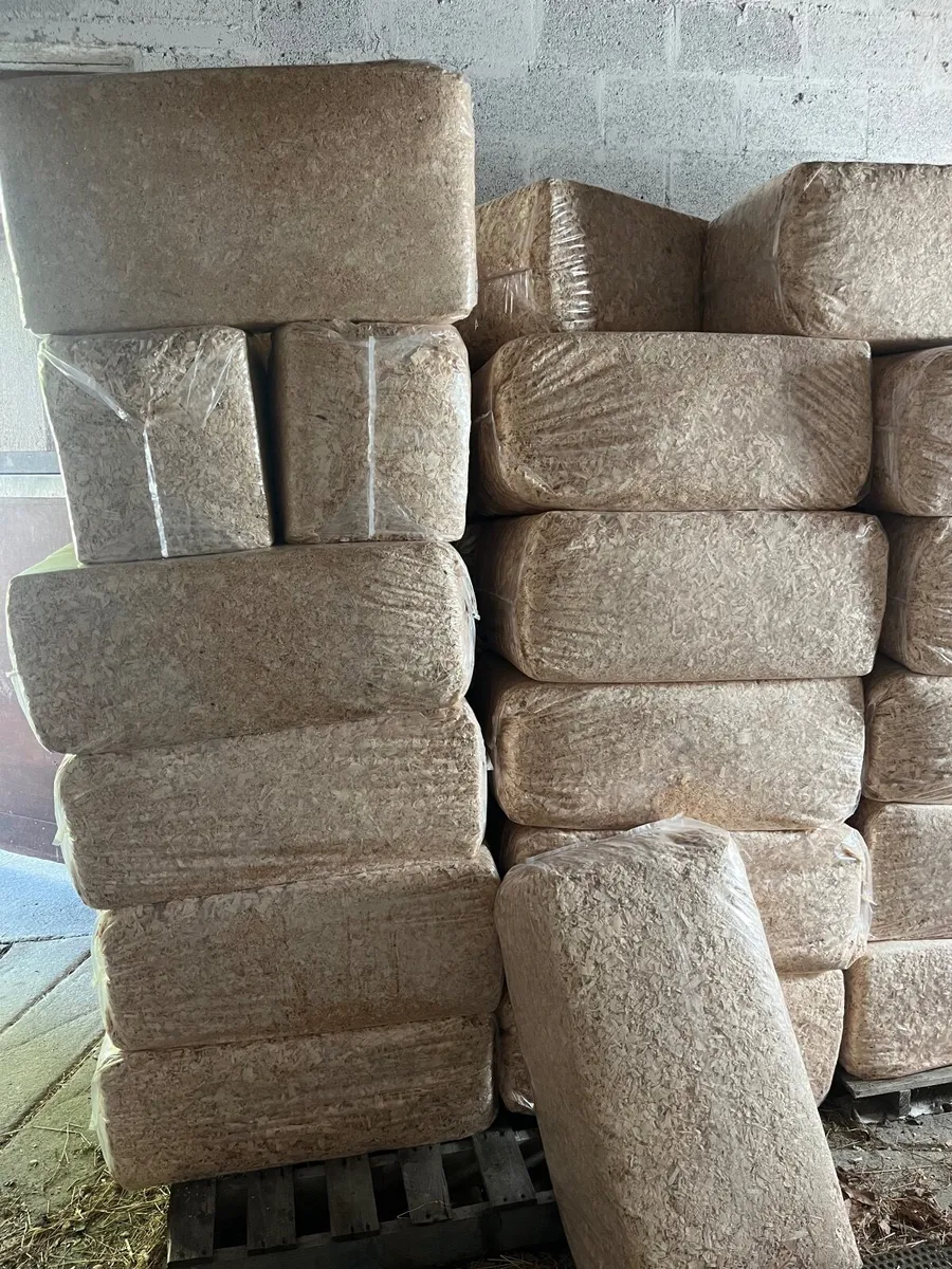 Bales of shavings - Image 3