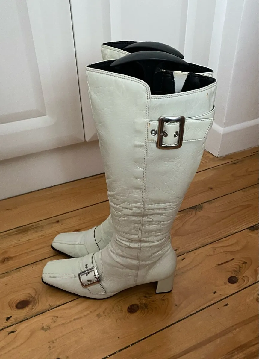 Marco Tozzi Ladies Patent Boots, White Size 39 / 6 - Image 4