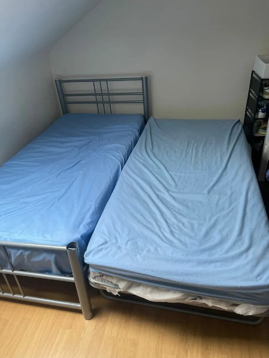 Single bed with guest bed - Image 1