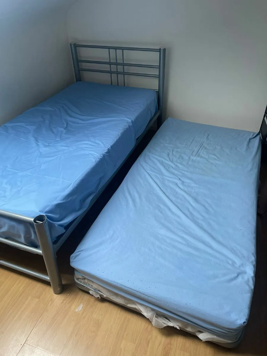 Single bed with guest bed - Image 2